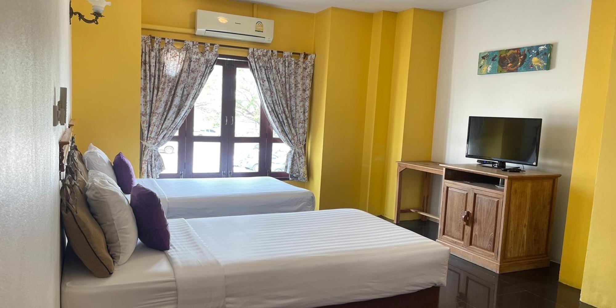 Yellow Tique Hotel ラムパーン エクステリア 写真
