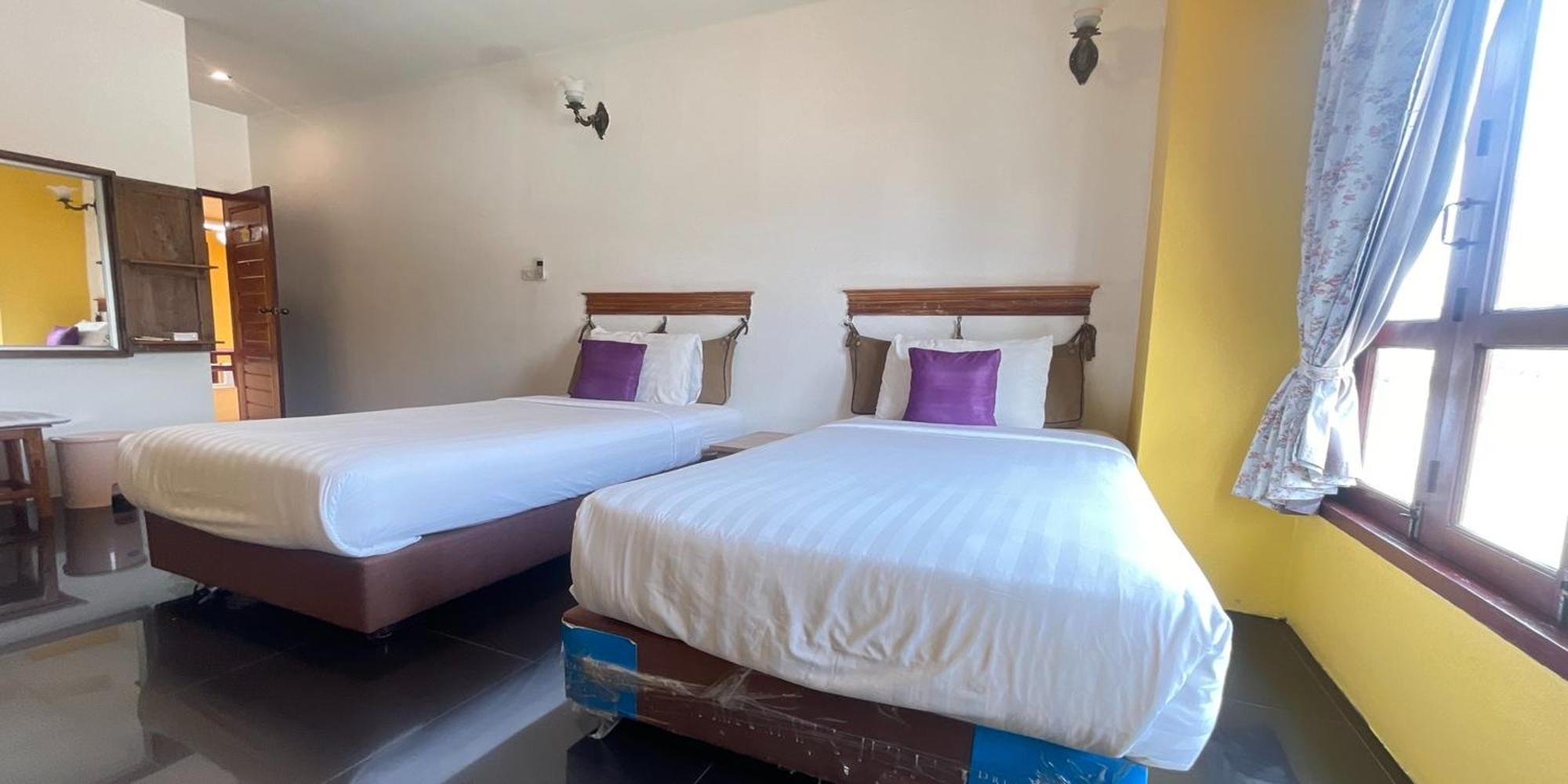 Yellow Tique Hotel ラムパーン エクステリア 写真