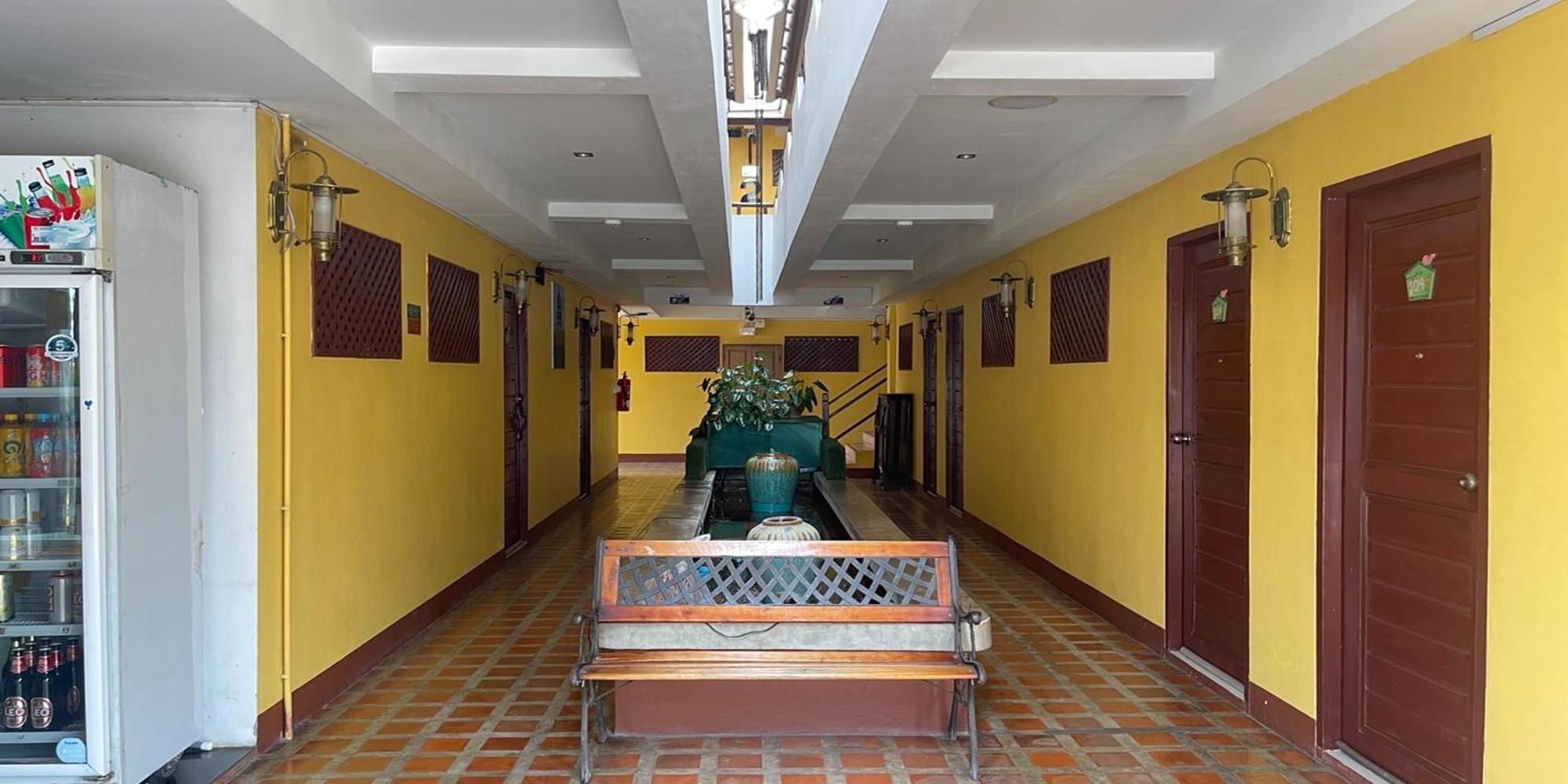 Yellow Tique Hotel ラムパーン エクステリア 写真