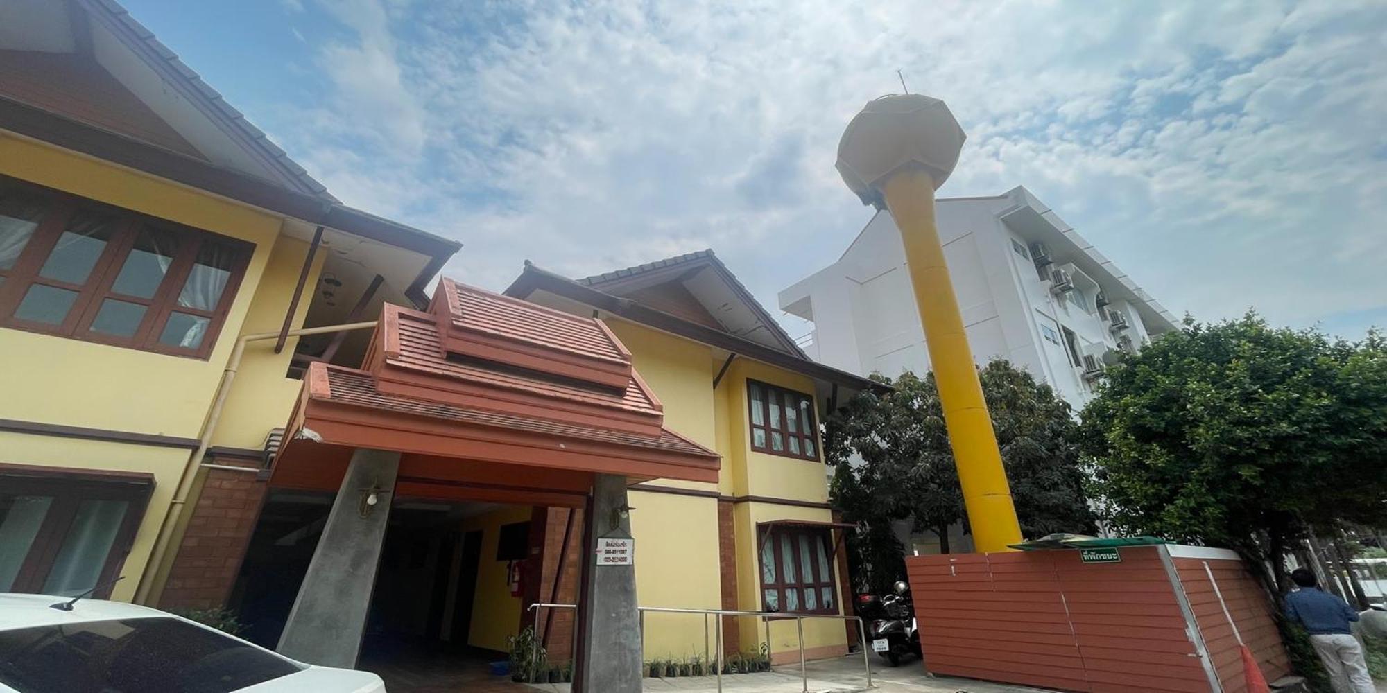 Yellow Tique Hotel ラムパーン エクステリア 写真