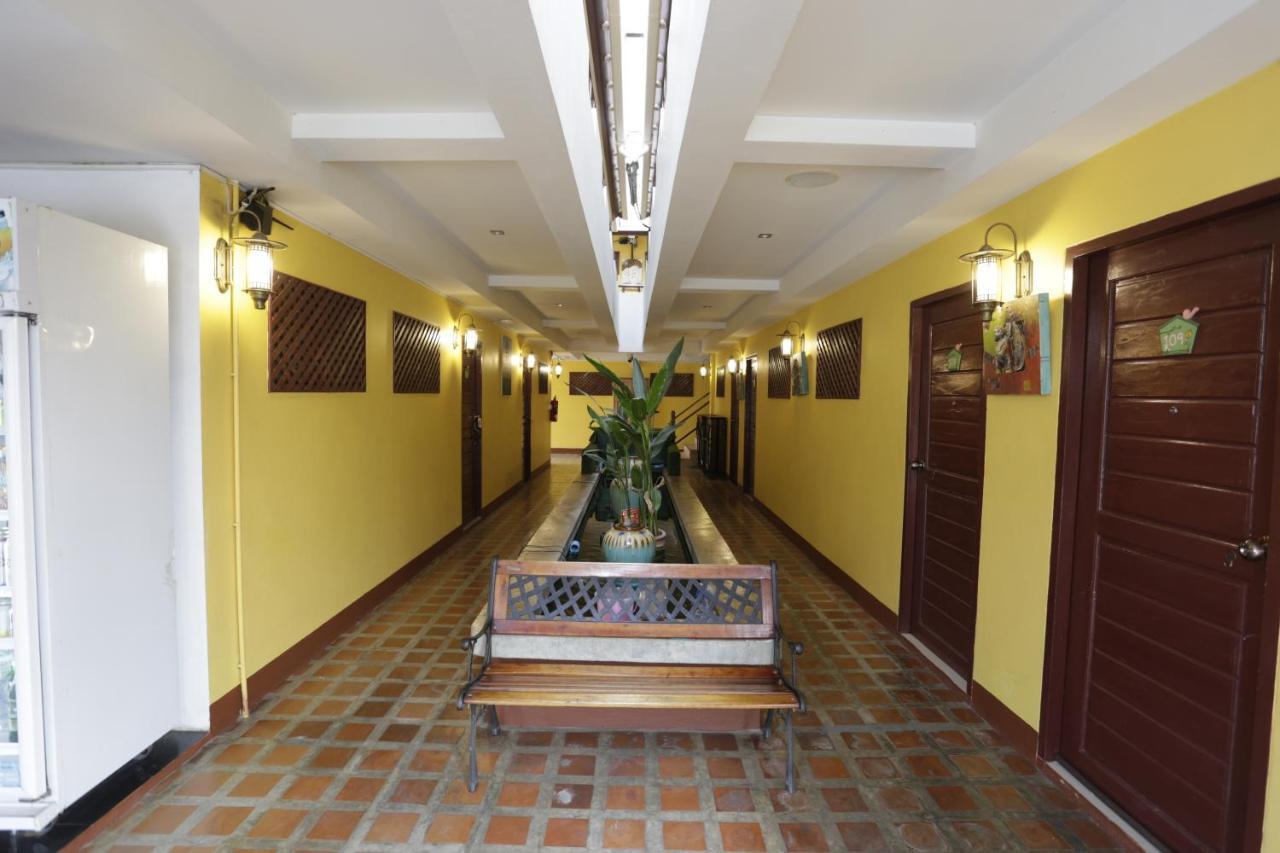 Yellow Tique Hotel ラムパーン エクステリア 写真
